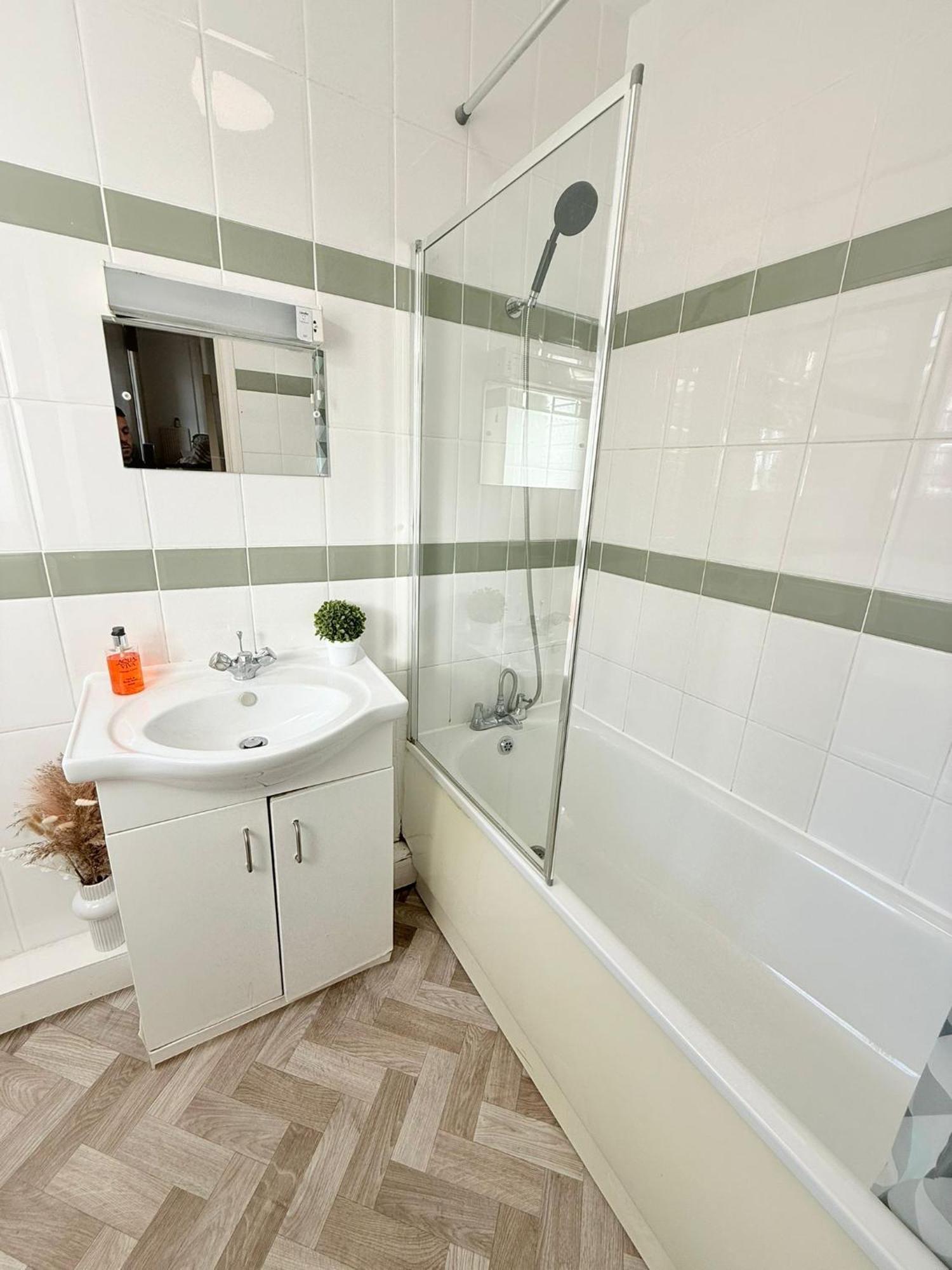Cricklewood Broadway Guest Home Londen Buitenkant foto
