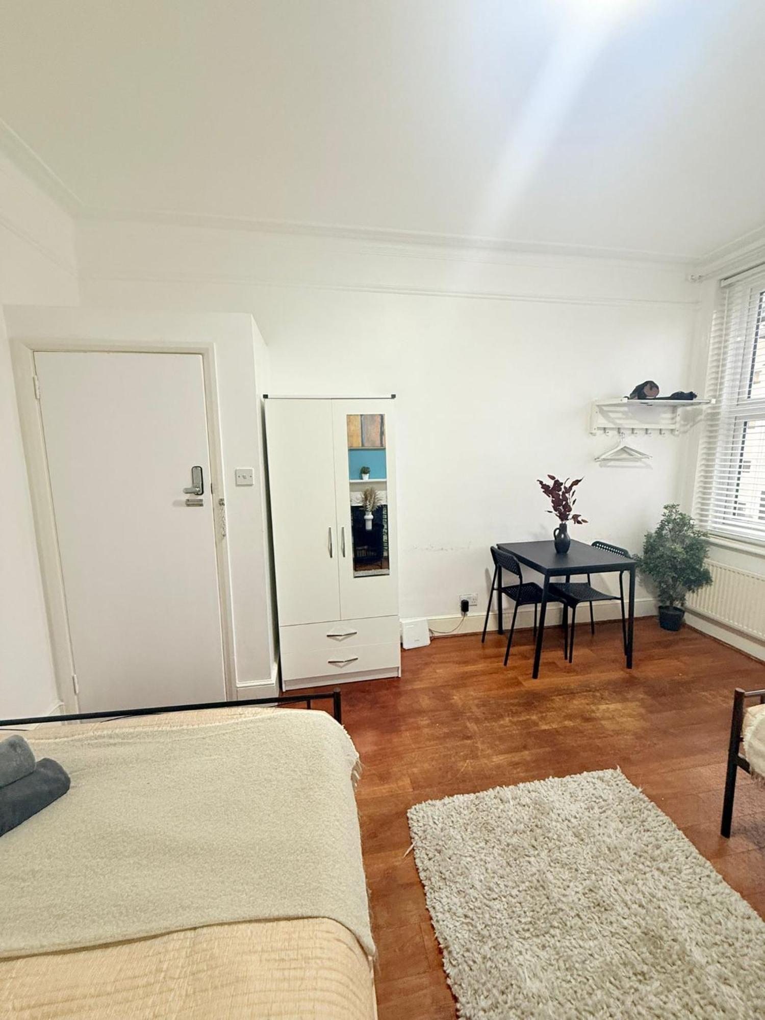 Cricklewood Broadway Guest Home Londen Buitenkant foto
